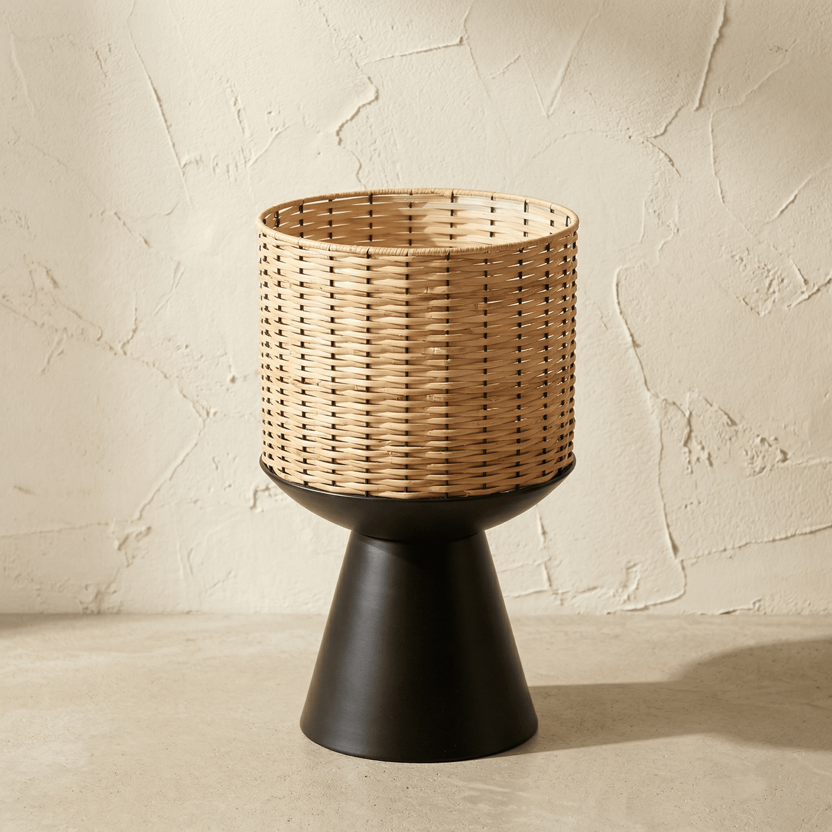 Cache-Pot Rotin Cylindrique sur Socle Noir