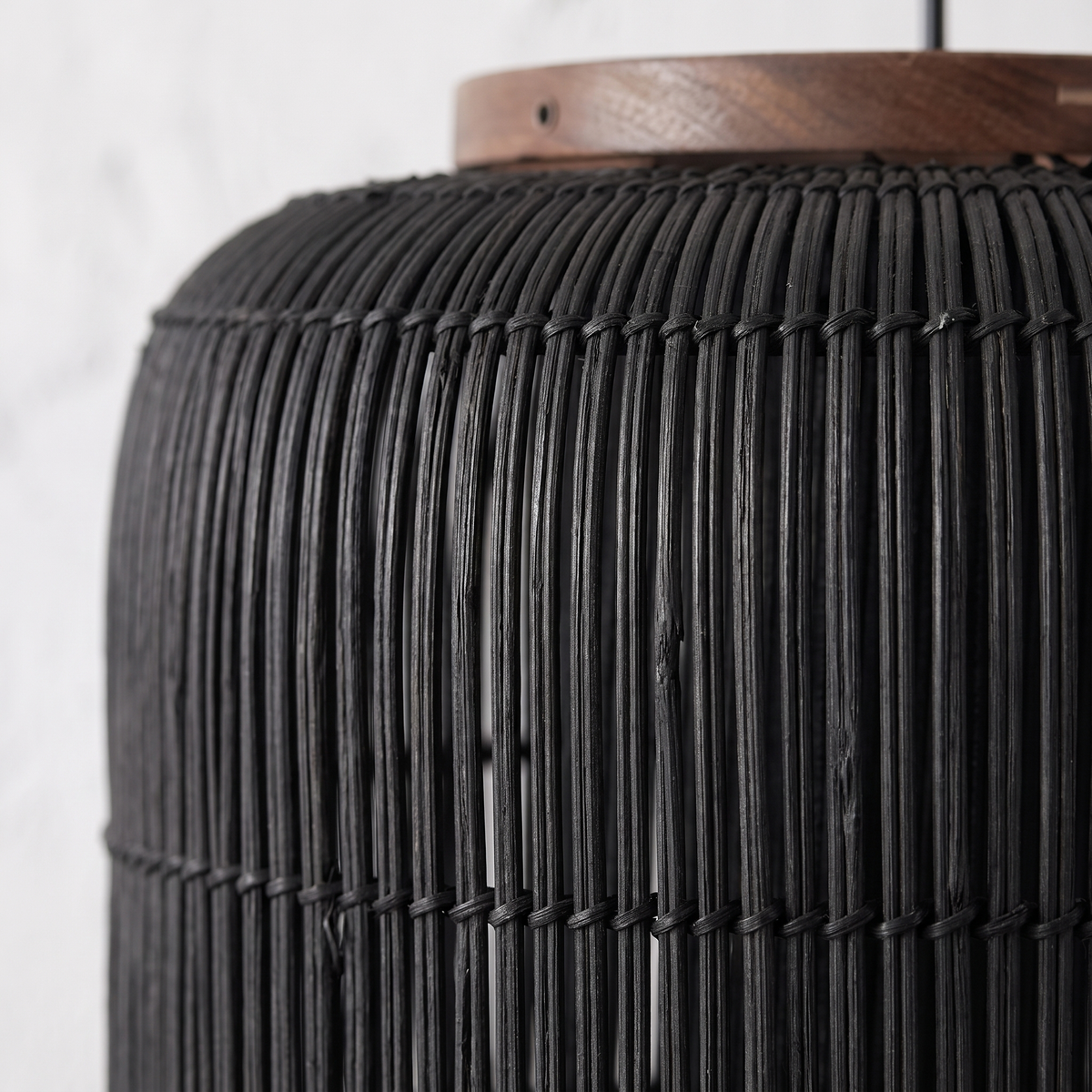 Suspension en Rotin Noir Design Japandi Cylindrique