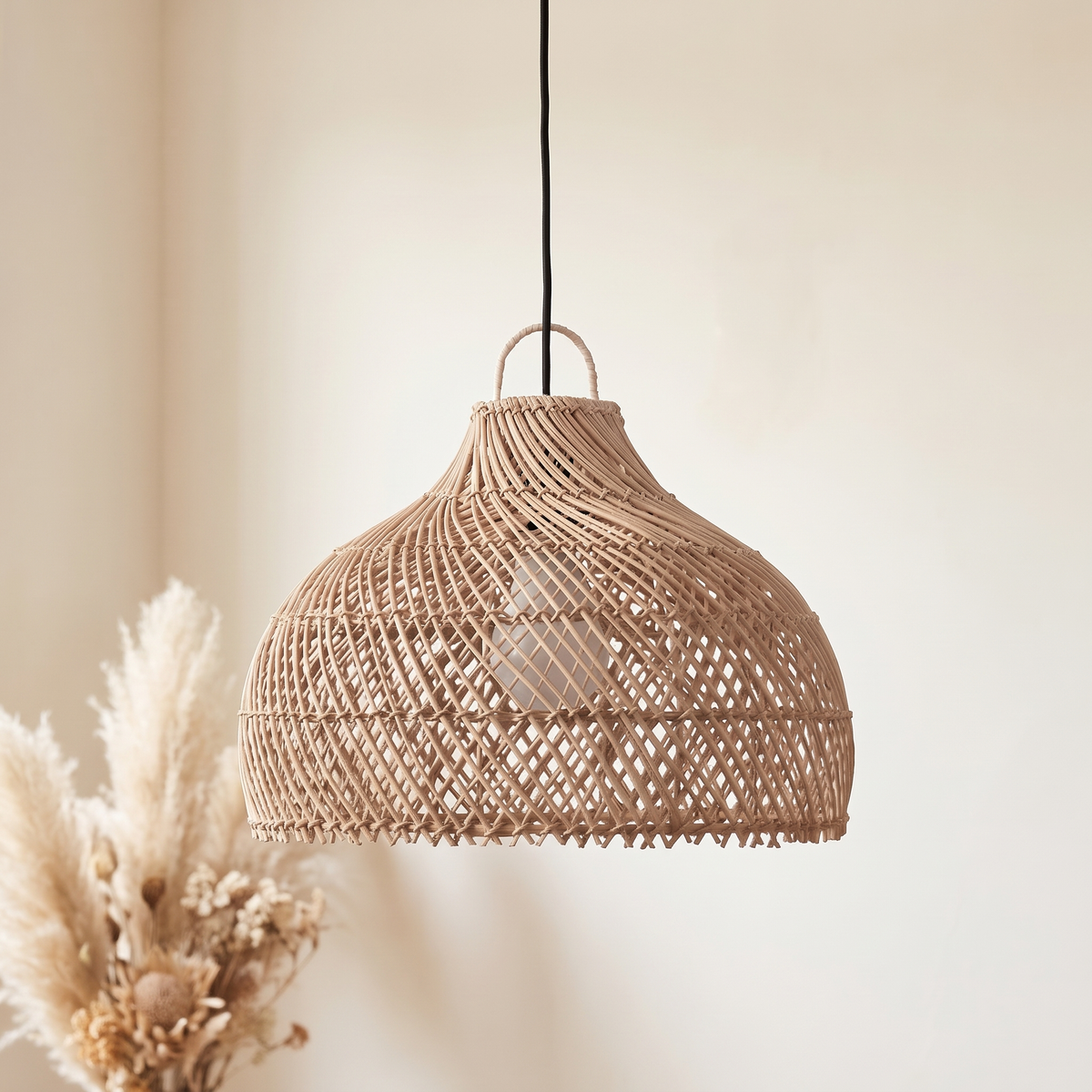 Suspension en Rotin Beige Doré Dôme Évasé