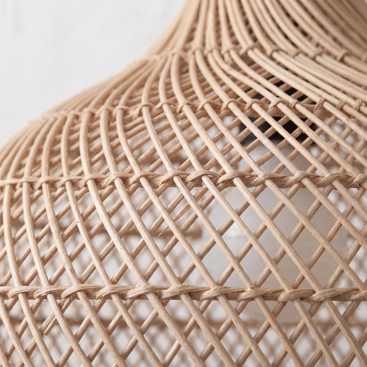 Suspension en Rotin Beige Doré Dôme Évasé