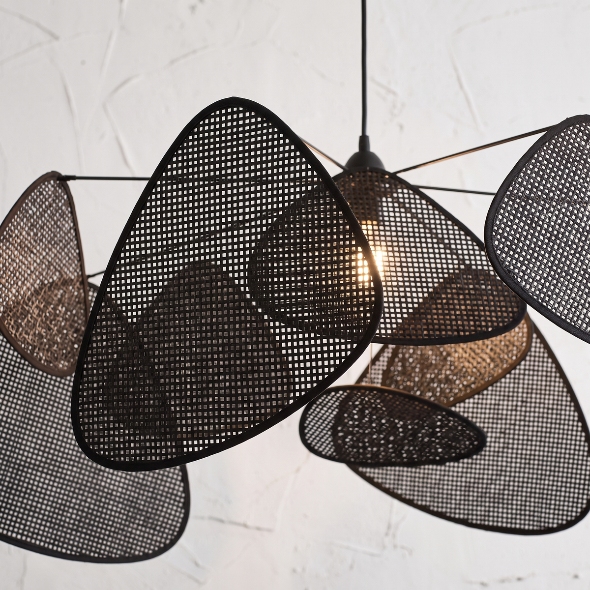 Lustre en Rotin Noir Multi-Panneaux Design