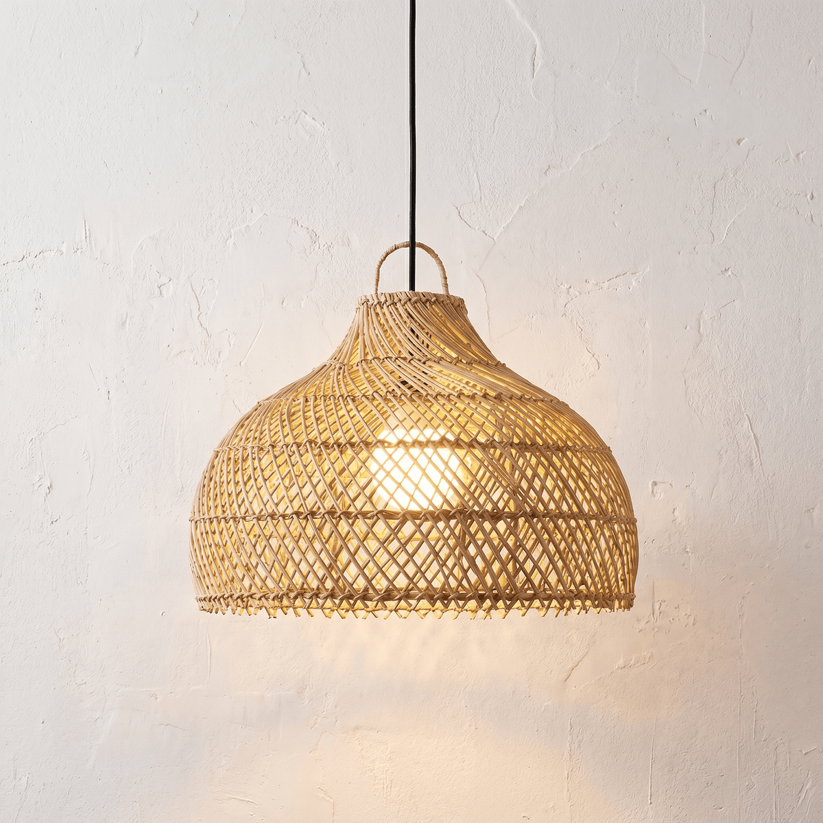 Suspension en Rotin Beige Doré Dôme Évasé