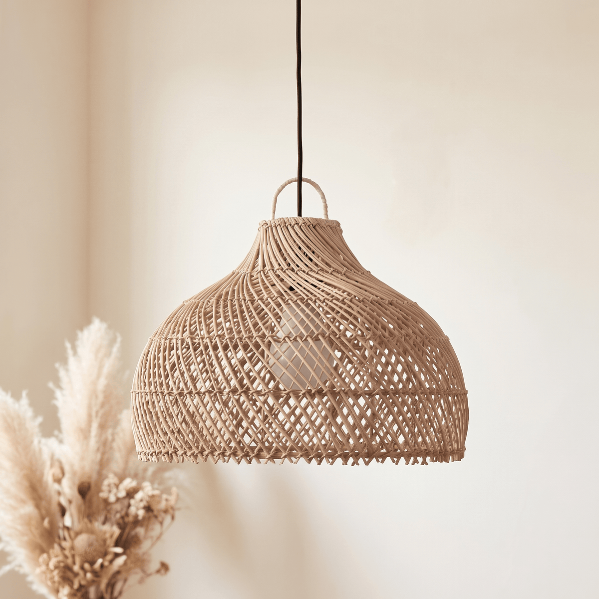 Suspension en Rotin Beige Doré Dôme Évasé