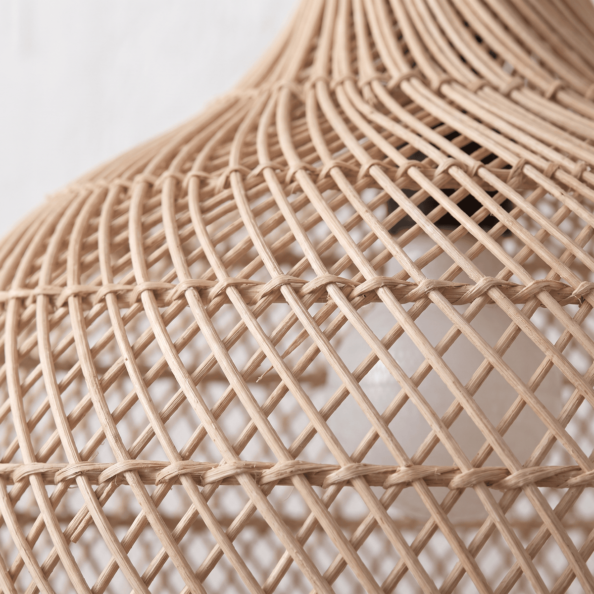 Suspension en Rotin Beige Doré Dôme Évasé