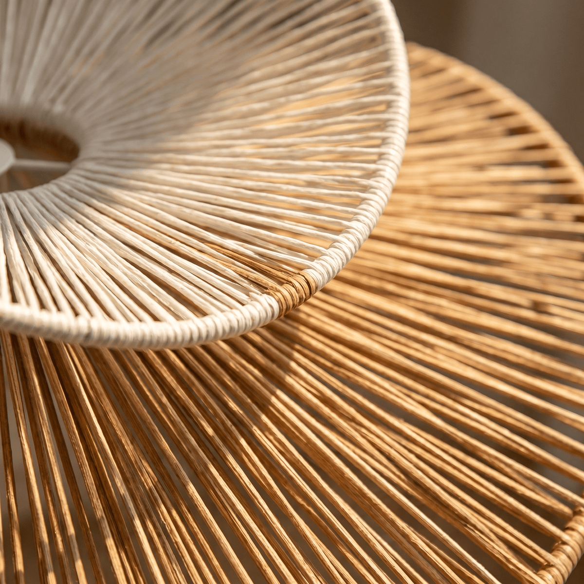 Suspension en Rotin Blanc et Beige Double Vague Sculptural