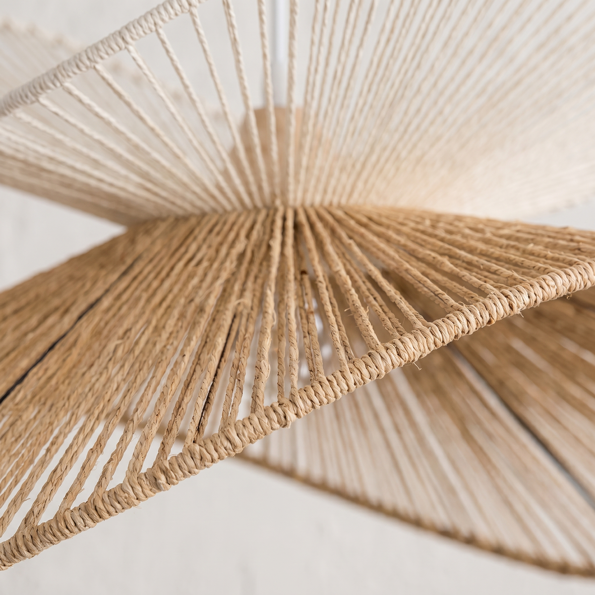Suspension en Rotin Blanc et Beige Double Vague Sculptural