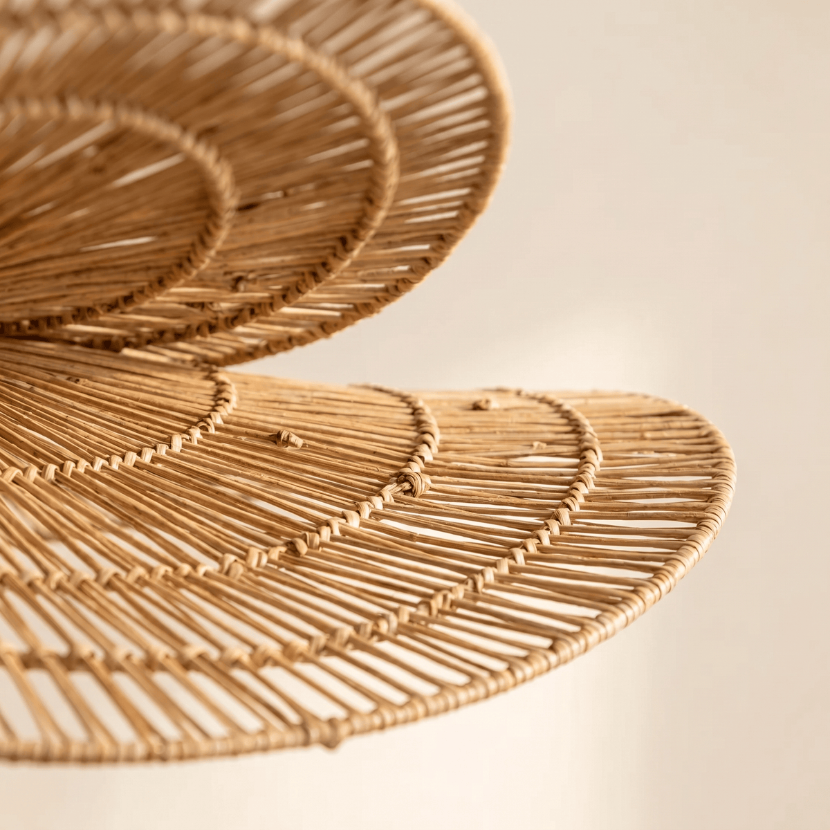 Suspension en Rotin Double Vague Sculptural