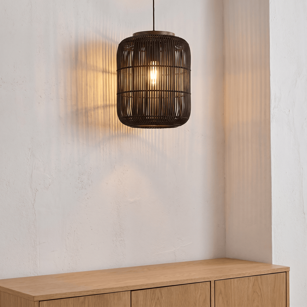 Suspension en Rotin Noir Design Japandi Cylindrique