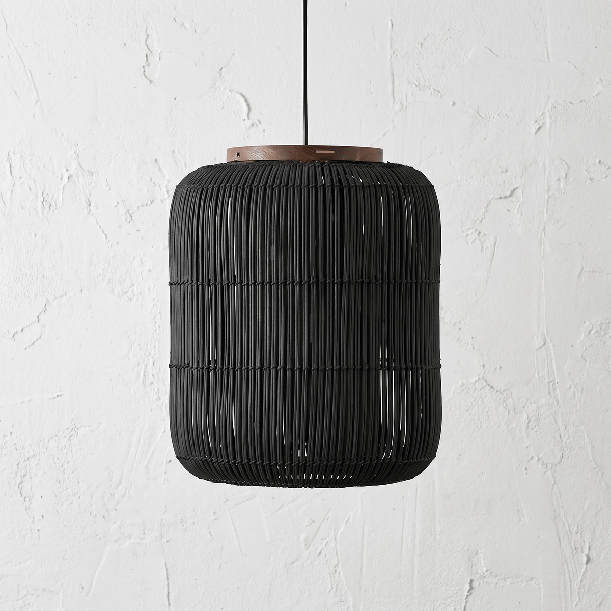 Suspension en Rotin Noir Design Japandi Cylindrique