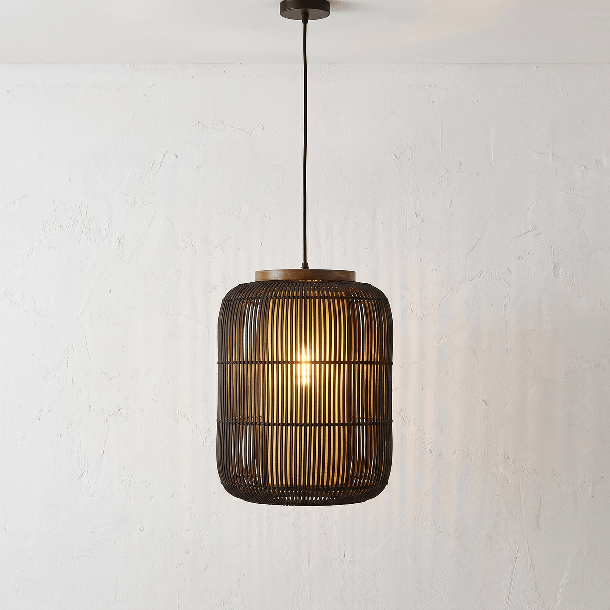 Suspension en Rotin Noir Design Japandi Cylindrique