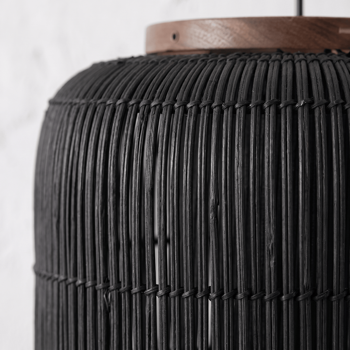 Suspension en Rotin Noir Design Japandi Cylindrique