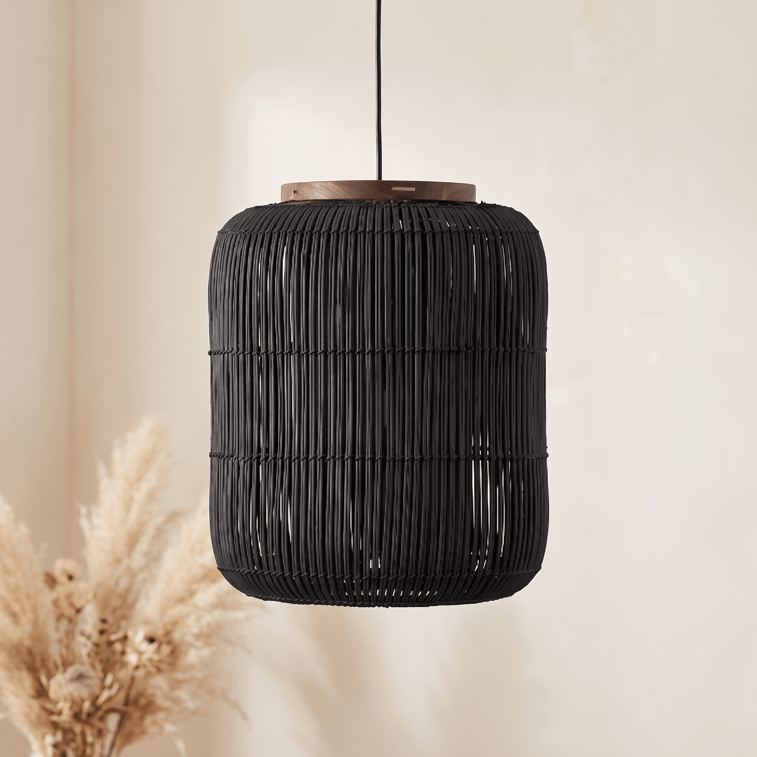 Suspension en Rotin Noir Design Japandi Cylindrique