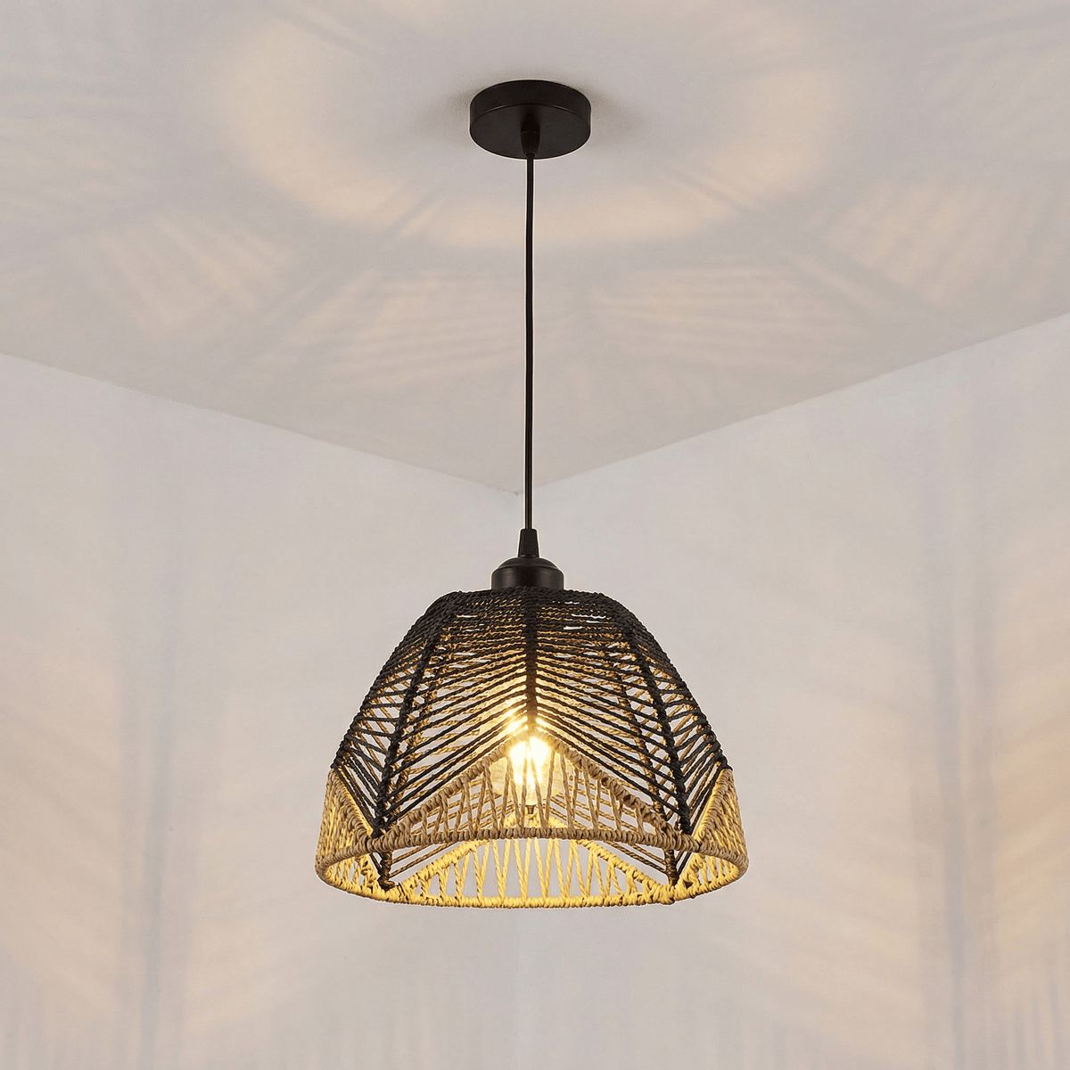 Suspension en Rotin Noir et Beige Cloche Évasée Organique