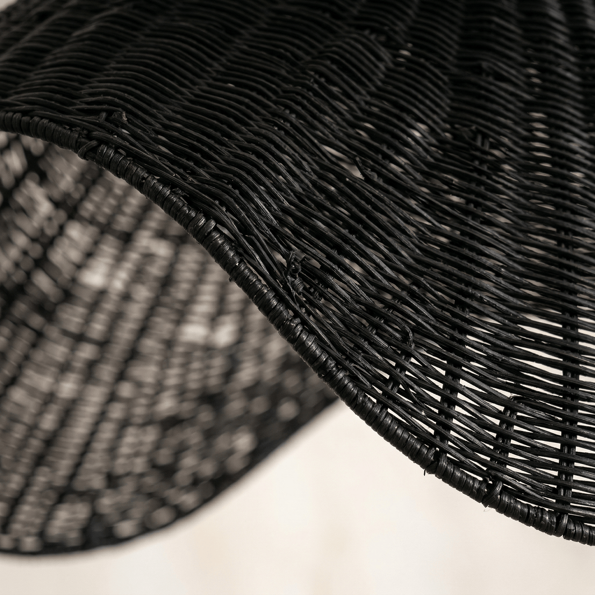 Suspension en Rotin Noir Vague