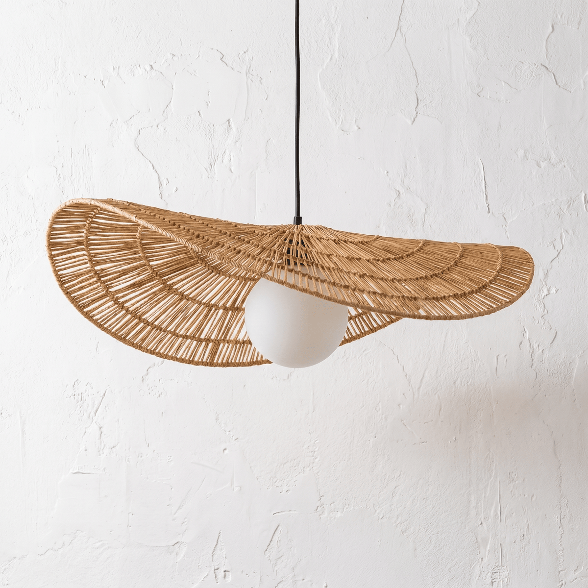 Suspension en Rotin Vague Sculptural