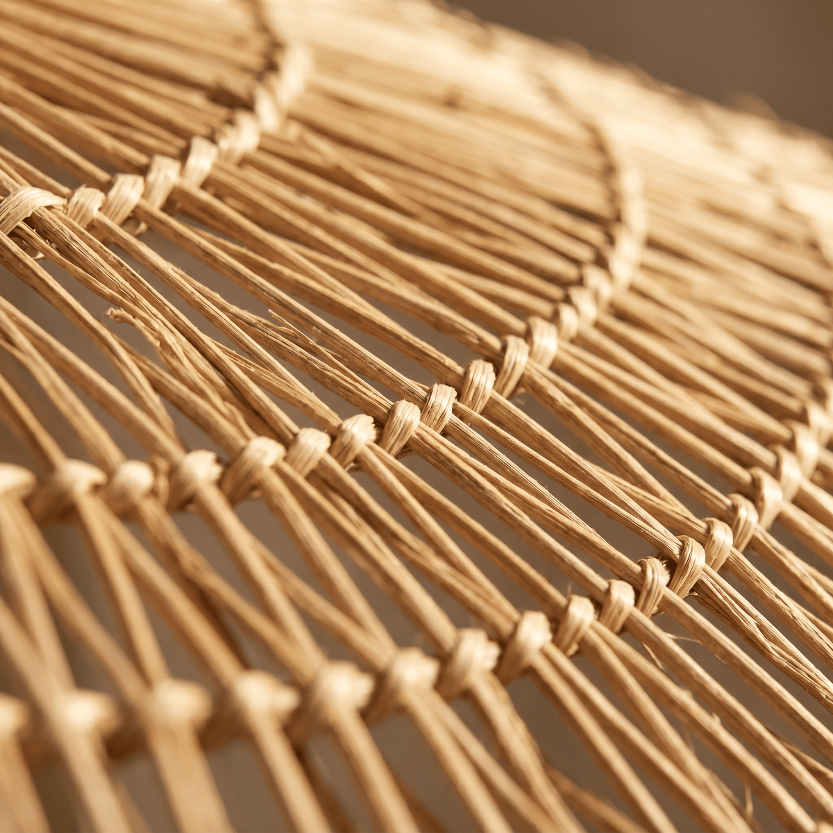 Suspension en Rotin Vague Sculptural