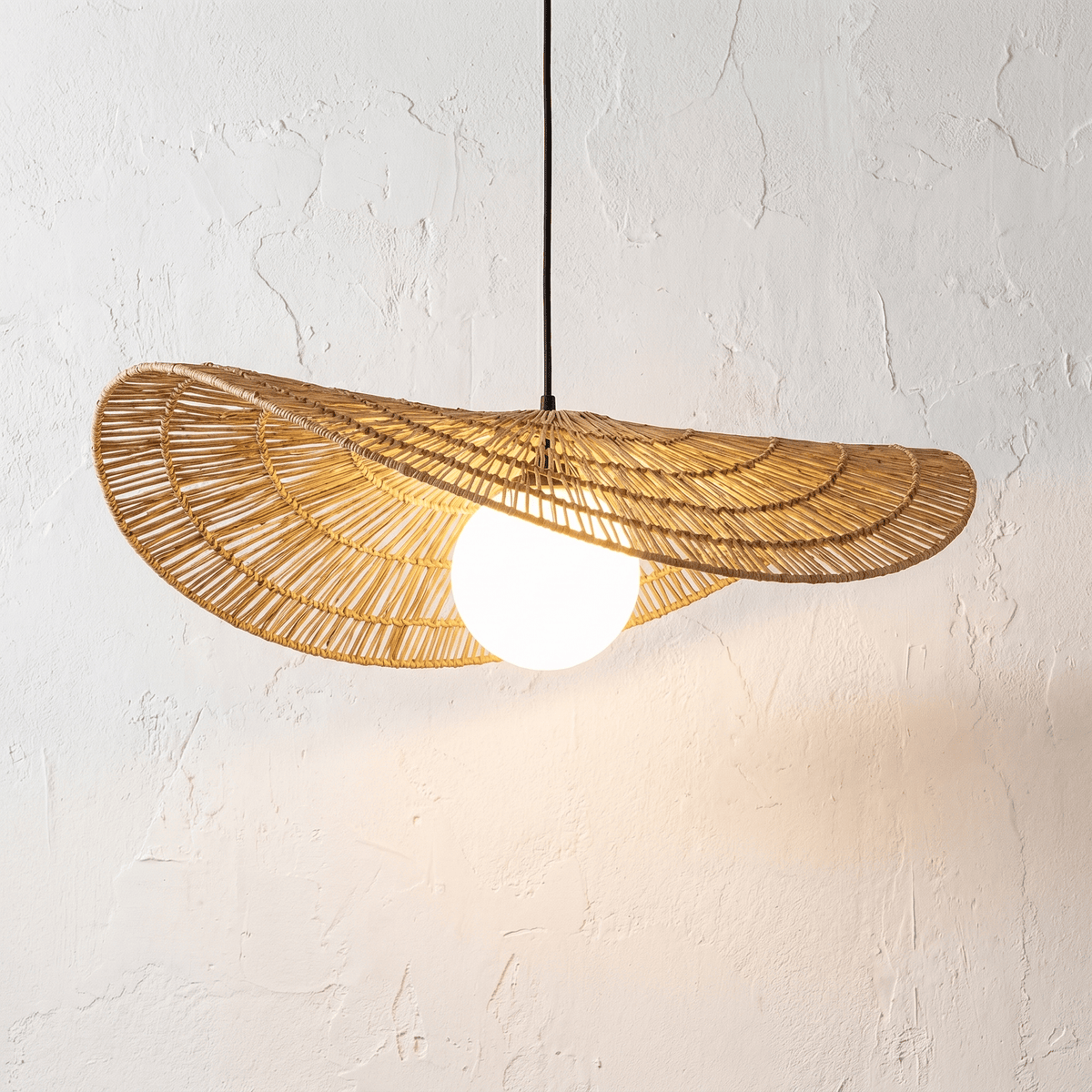 Suspension en Rotin Vague Sculptural